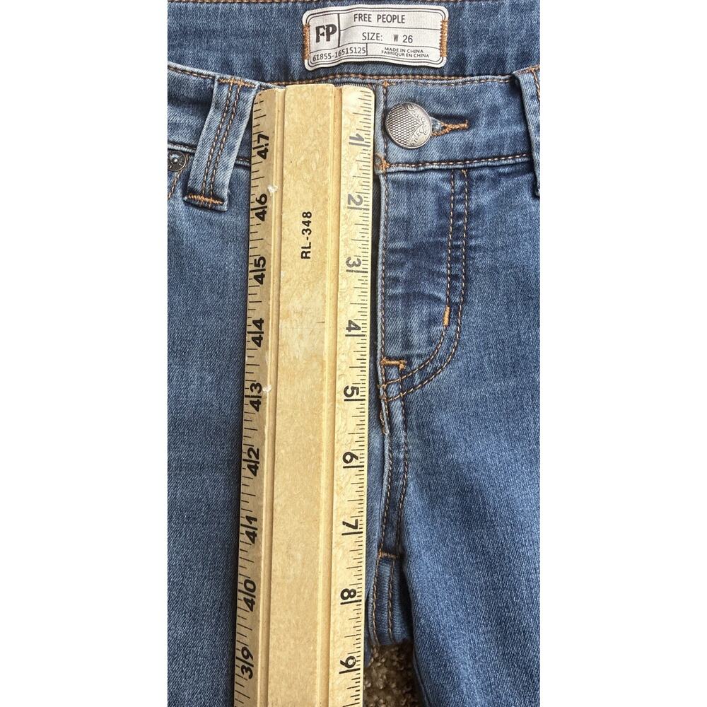 Free People Bell Bottoms Raw Hem Jean Sz 26 Blue 7 1/2 Rise Bell Bottom festival - Picture 7 of 8